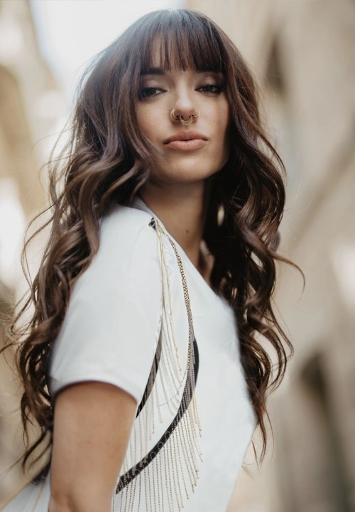 camiseta blanca con cadenas perfil