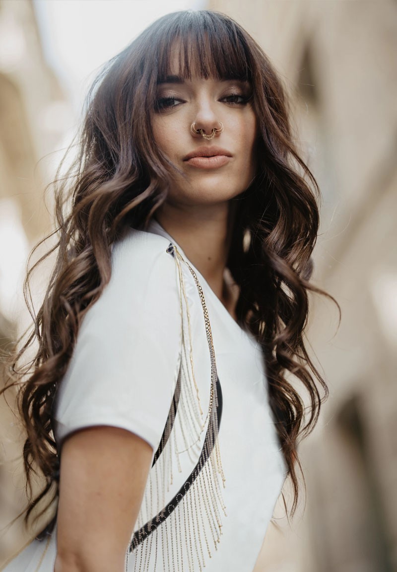 camiseta blanca con cadenas perfil