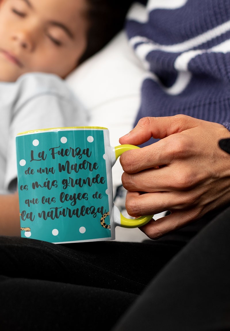 Taza La fuerza de una madre azul