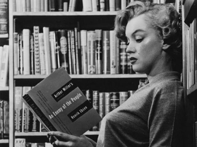 Marilyn en su faceta de gran lectora